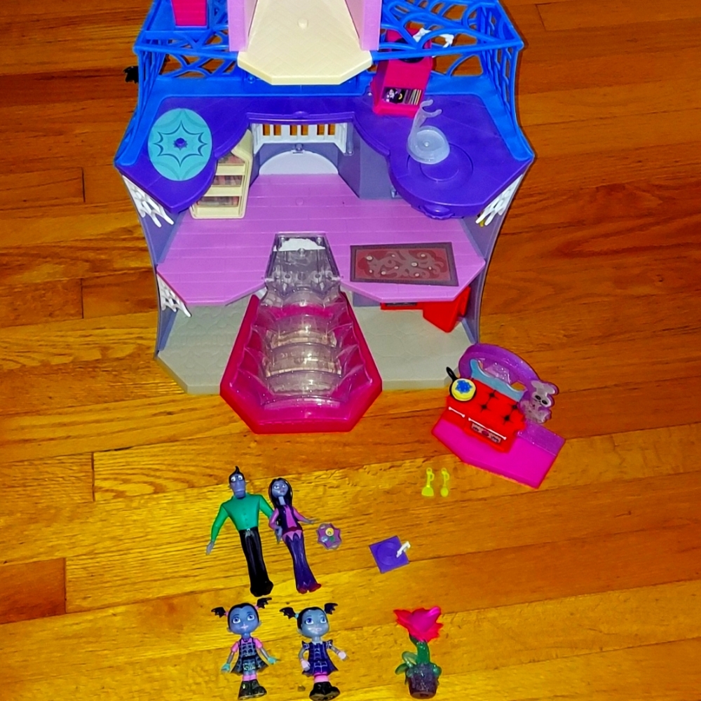 Vampirina House and Accessories